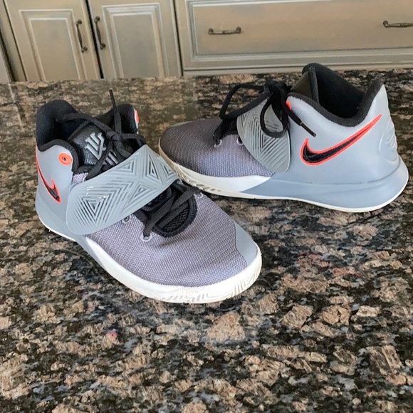 Nike Shoes | Nike Kyrie Flytrap LII Casual Basketball Fashion Shoes Size 4Y | Color: Black/Gray | Size: 4b | Abuyersdream's Closet